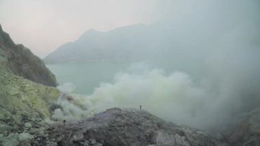 Kawah Ijen'de, kükürt nerede mayınlı volkanik krater.