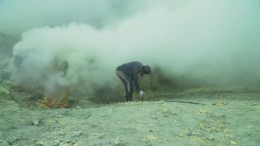 Kawah Ijen'de, kükürt nerede mayınlı volkanik krater.