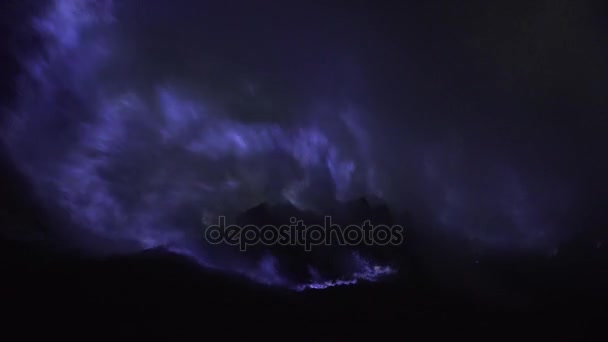 Fuego de azufre azul del volcán Kawah Ijen. — Vídeo de stock