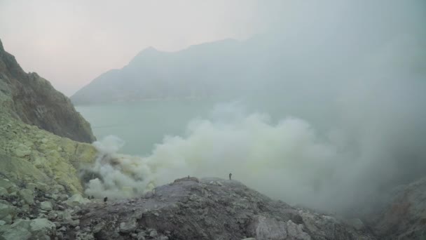 卡瓦 Ijen, 火山火山口, 硫磺被开采的地方. — 图库视频影像