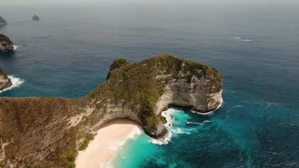 Falaise rocheuse avec plage dans la mer. Karang Dawa. — Video