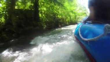 Endonezya dağ Nehri'nde rafting.