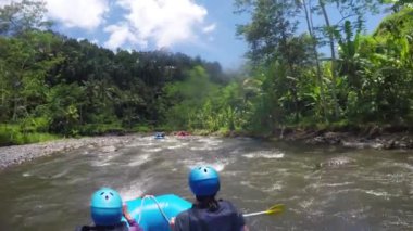 Endonezya dağ Nehri'nde rafting.