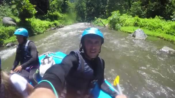 Rafting na řece hoře v Indonésii. — Stock video