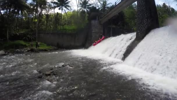 Rafting na řece hoře v Indonésii. — Stock video