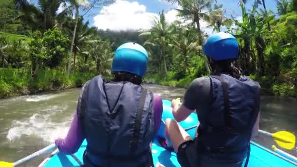 Forsränning på floden berg i Indonesien. — Stockvideo