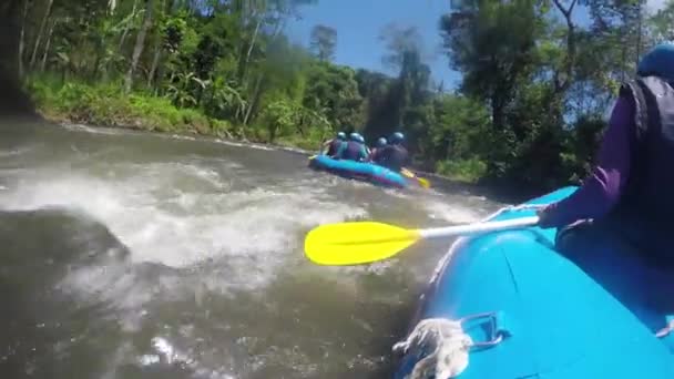Rafting no rio da montanha na Indonésia . — Vídeo de Stock