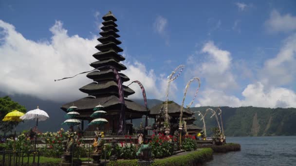 Templo hindu na ilha de Bali. Pura Ulun Danu Bratan. Gráfico do filme — Vídeo de Stock