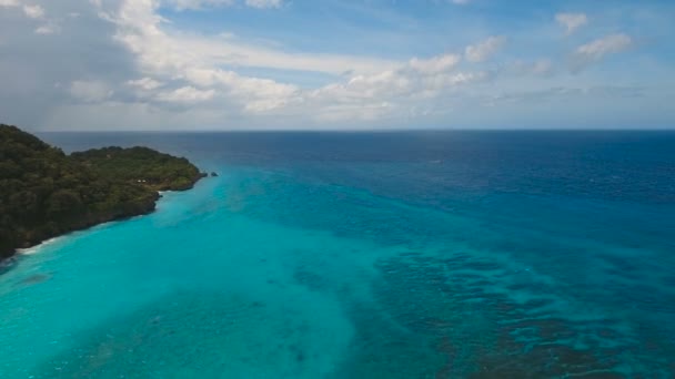 Luftaufnahme schöner Strand auf tropischer Insel. Philippinen Boracay. — Stockvideo