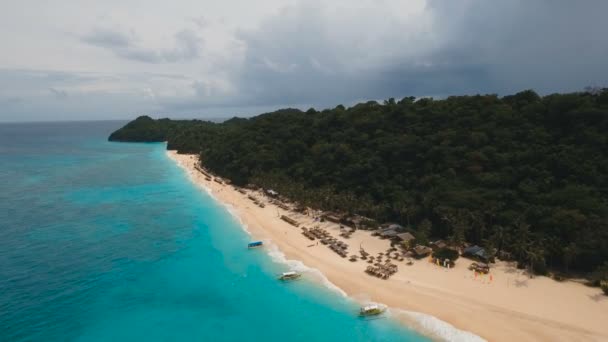 Vista aérea bela praia na ilha tropical. Ilha de Boracay Filipinas. — Vídeo de Stock
