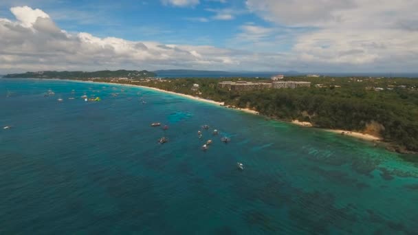 Légi kilátás gyönyörű strand a trópusi szigeten. Boracay-sziget Fülöp-szigetek. — Stock videók