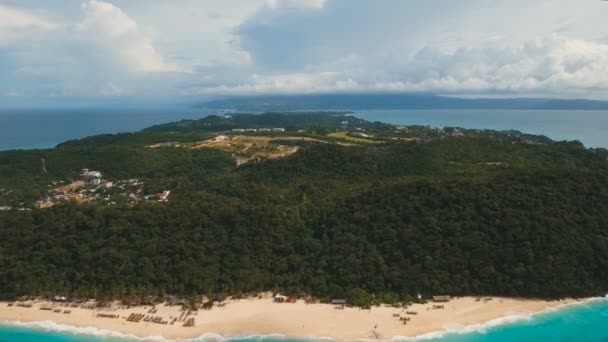 Légi kilátás gyönyörű strand a trópusi szigeten. Boracay-sziget Fülöp-szigetek. — Stock videók