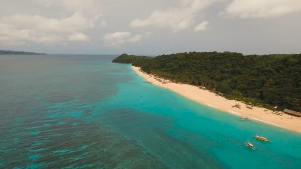 Vista aérea bela praia na ilha tropical. Ilha de Boracay Filipinas. — Vídeo de Stock