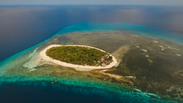 Piękny widok z lotu ptaka plaży na tropikalnej wyspie. Mantigue island, Filipiny. — Wideo stockowe