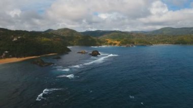 Tropik ada, plaj, kayalar ve dalgalar deniz manzarası. Catanduanes, Filipinler.