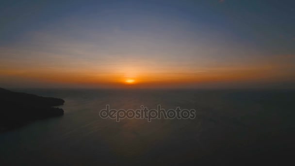 Prachtige zonsondergang of zonsopgang boven zee, luchtfoto. Filippijnen. — Stockvideo