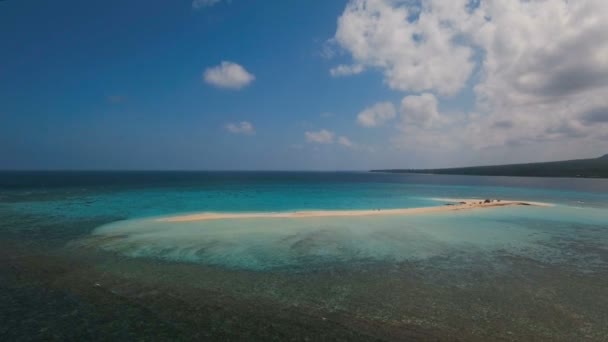 Légifelvételek gyönyörű tengerpart, a trópusi szigeten. Camiguin sziget Fülöp-szigetek. — Stock videók