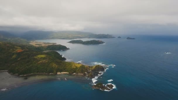 Zeegezicht met tropisch eiland, strand, rotsen en golven. Catanduanes, Luzon. — Stockvideo