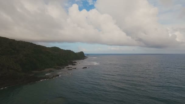 Zeegezicht met tropisch eiland, strand, rotsen en golven. Catanduanes, Luzon. — Stockvideo