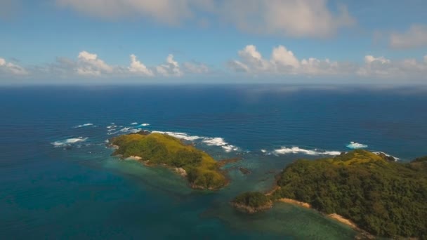 Vista aerea Mare con isola tropicale, spiaggia, rocce e onde. Catanduane, Filippine . — Video Stock