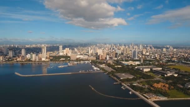 Повітряне місто з хмарочосами і будівлями. Філіппіни, Маніла, Макаті. — стокове відео