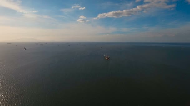 Navires de fret aérien ancrés dans la mer. Philippines, Manille .