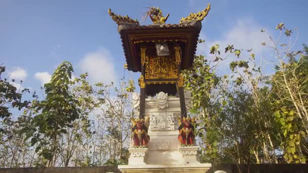 Hindu temple on the island of Nusa Penida. — Stock Video