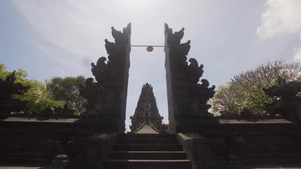 Hinduistický chrám na ostrově Nusa Penida. — Stock video