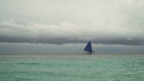 Plachetnice v modrém moři. Boracayský ostrov Filipíny. — Stock video