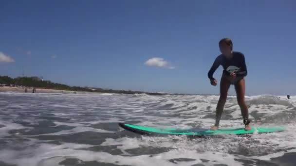 Mädchen surft im Ozean. — Stockvideo