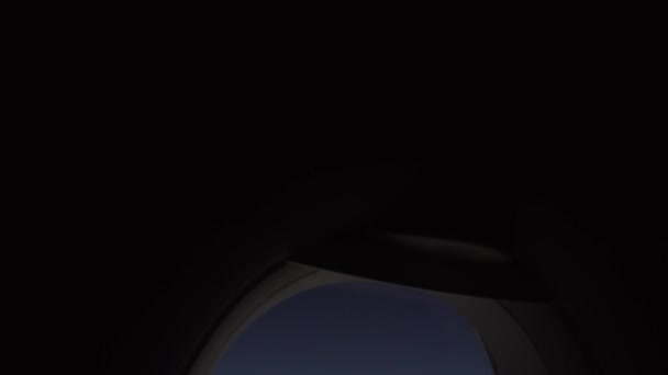 Θέα από το παράθυρο του αεροπλάνου στα βουνά. — Αρχείο Βίντεο