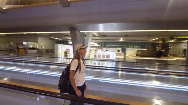 女孩在国际机场在多哈, 卡塔尔. — 图库视频影像