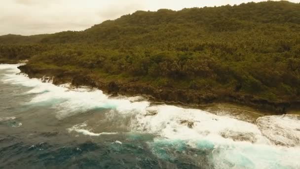 Widok z lotu ptaka skały i fala. Filipiny, Siargao. — Wideo stockowe