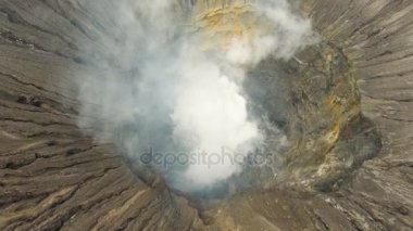 Krateri olan aktif bir volkan. Gunung Bromo, Jawa, Endonezya.