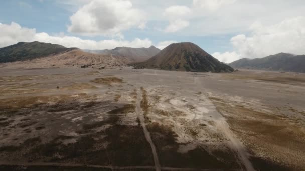 Vulcão ativo com uma cratera. Gunung Bromo, Jawa, Indonésia. — Vídeo de Stock