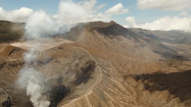 Vulcão ativo com uma cratera. Gunung Bromo, Jawa, Indonésia. — Vídeo de Stock