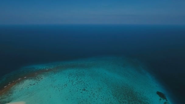 美しい空撮は、熱帯の島をビーチします。フィリピン カミギン島. — ストック動画