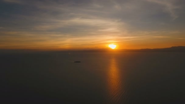 Prachtige zonsondergang boven zee, luchtfoto. Cebu — Stockvideo