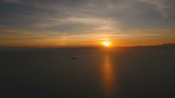 Schöner Sonnenuntergang über dem Meer, Luftaufnahme — Stockvideo