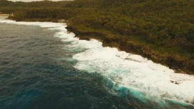 Havadan görünümü kayalıklarla ve dalga. Filipinler, Siargao.