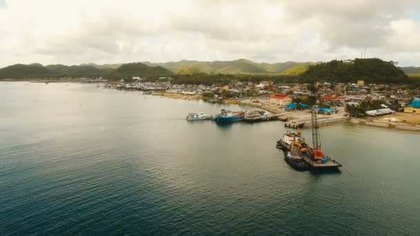 Puerto de tránsito de carga y pasajeros en la ciudad de Dapa vista aérea. Isla de Siargao, Filipinas . — Vídeos de Stock