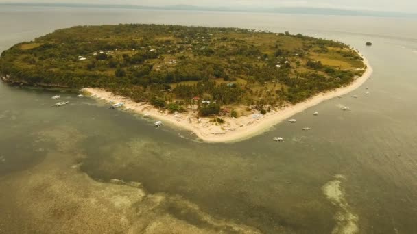 空中查看在一个热带小岛上美丽的海滩。菲律宾，帕米拉坎. — 图库视频影像