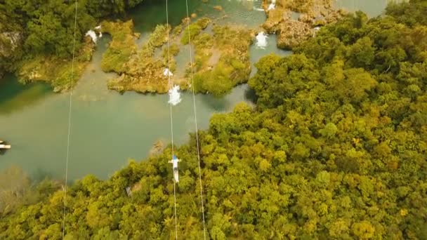 Přitažlivost zipline v džungli na ostrově Bohol, Filipíny. — Stock video