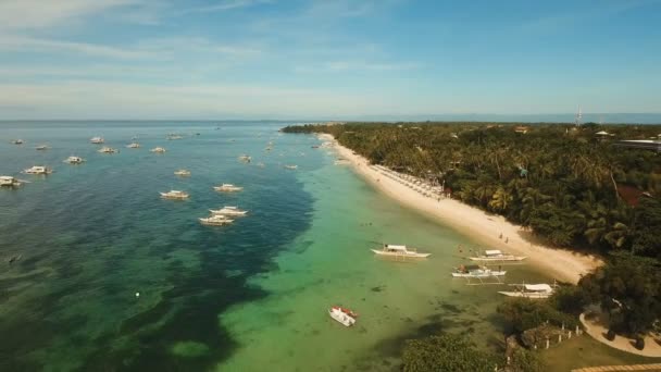 Vista aérea hermosa playa de Alona en una isla tropical Bohol. Filipinas. — Vídeo de stock
