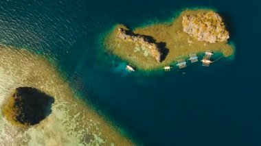 Hava manzaralı tropikal göl, deniz, sahil. Tropikal ada. Busuanga, Palawan, Filipinler.