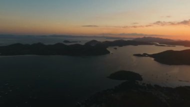 Deniz, hava görünümünü üzerinde güzel gün batımı. Busuanga Adası Filipinler.