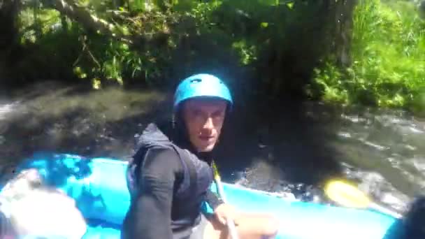 Rafting op de rivier berg in Indonesië. — Stockvideo