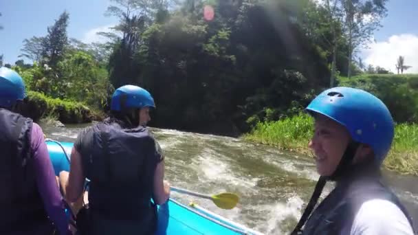 Рафтинг на горной реке в Индонезии . — стоковое видео