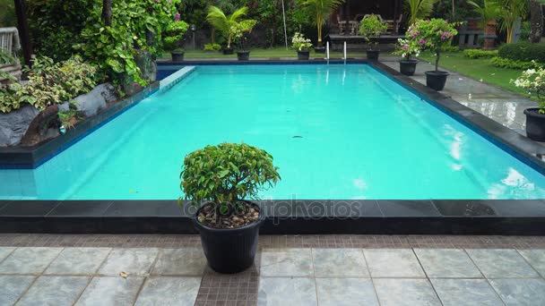 Buitenzwembad in het hotel. — Stockvideo