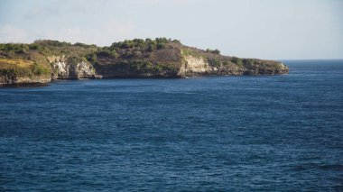 Deniz manzarası kayalıklarla, deniz ve dalgalar Nusa Penida, Bali, Endonezya